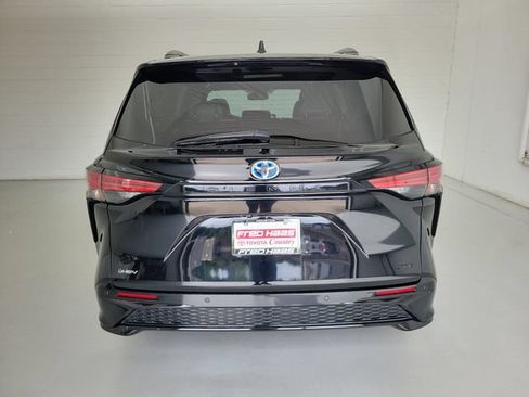 Used 2025 Toyota Sienna XSE FWD image 6