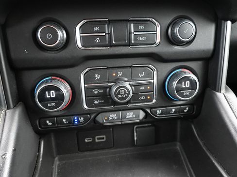 Used 2023 Chevrolet Suburban Premier RWD image 18