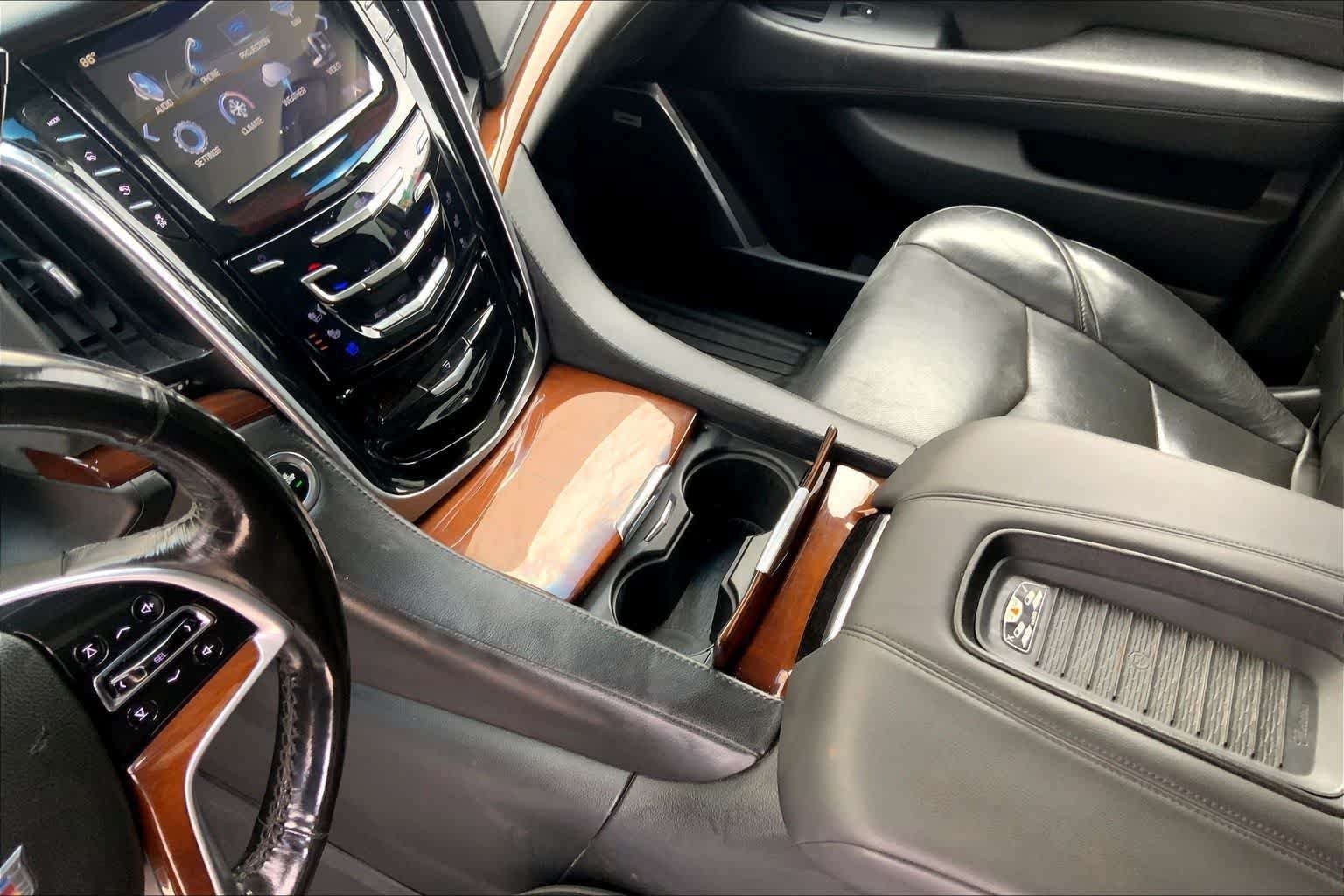 Used 2019 Cadillac Escalade ESV Luxury AWD/4WD image 16