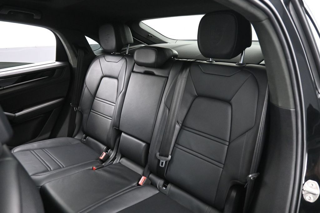 Certified 2025 Porsche Cayenne GTS AWD/4WD image 25
