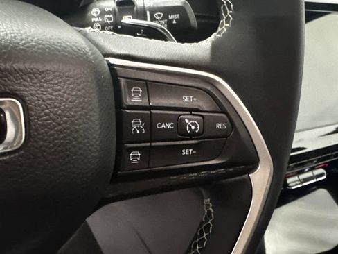 Used 2025 Jeep Grand Cherokee Altitude AWD/4WD image 6
