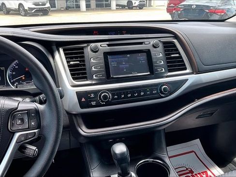 Used 2018 Toyota Highlander LE FWD image 9
