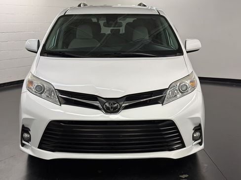 Used 2020 Toyota Sienna LE w/ Carpet Mat Package FWD image 6