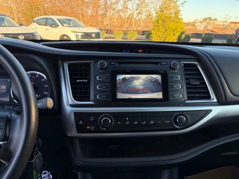 Used 2017 Toyota Highlander LE image 20