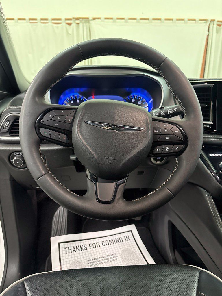 Used 2025 Chrysler Pacifica Limited FWD image 11