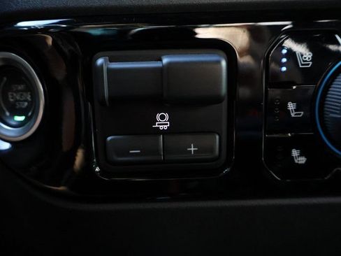 Certified 2022 Chevrolet Silverado 1500 ZR2 w/ Technology Package AWD/4WD image 30
