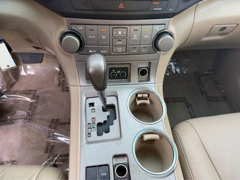 Used 2010 Toyota Highlander SE image 13