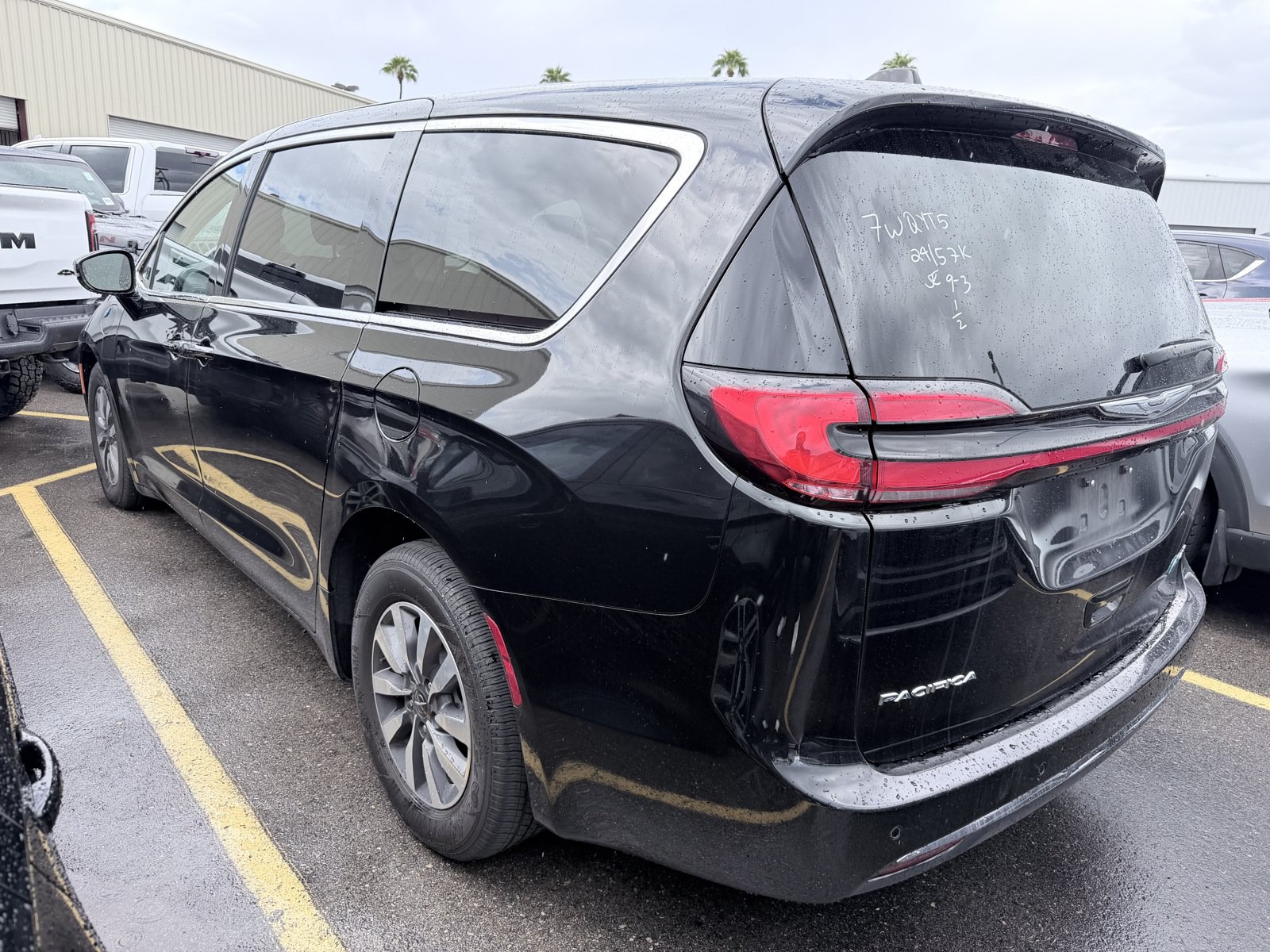Used 2024 Chrysler Pacifica Limited FWD image 5