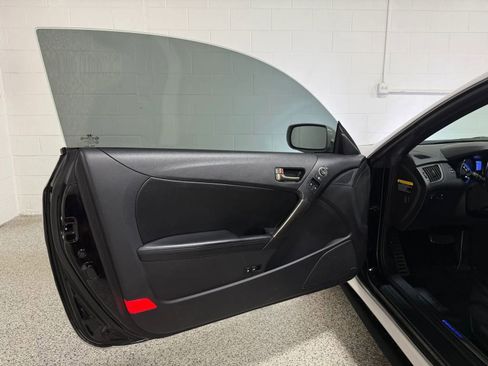Used 2013 Hyundai Genesis 3.8 RWD image 7