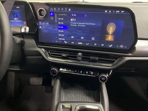 Used 2024 Chevrolet Equinox EV RS image 24