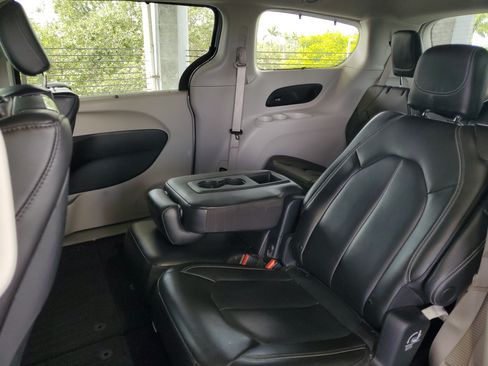 Used 2023 Chrysler Pacifica Touring-L w/ Uconnect Theater Family Group FWD image 8