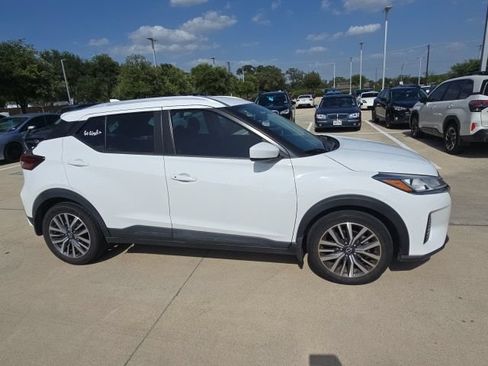 Used 2023 Nissan Kicks SV FWD image 2