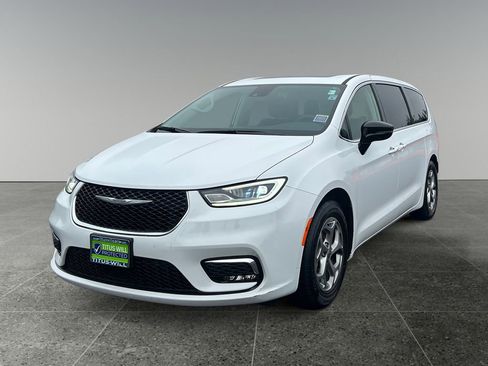 Used 2024 Chrysler Pacifica Limited image 3