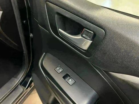 Used 2018 Toyota Highlander SE image 26