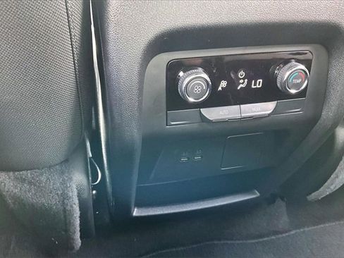 Used 2025 Chevrolet Traverse LT image 10