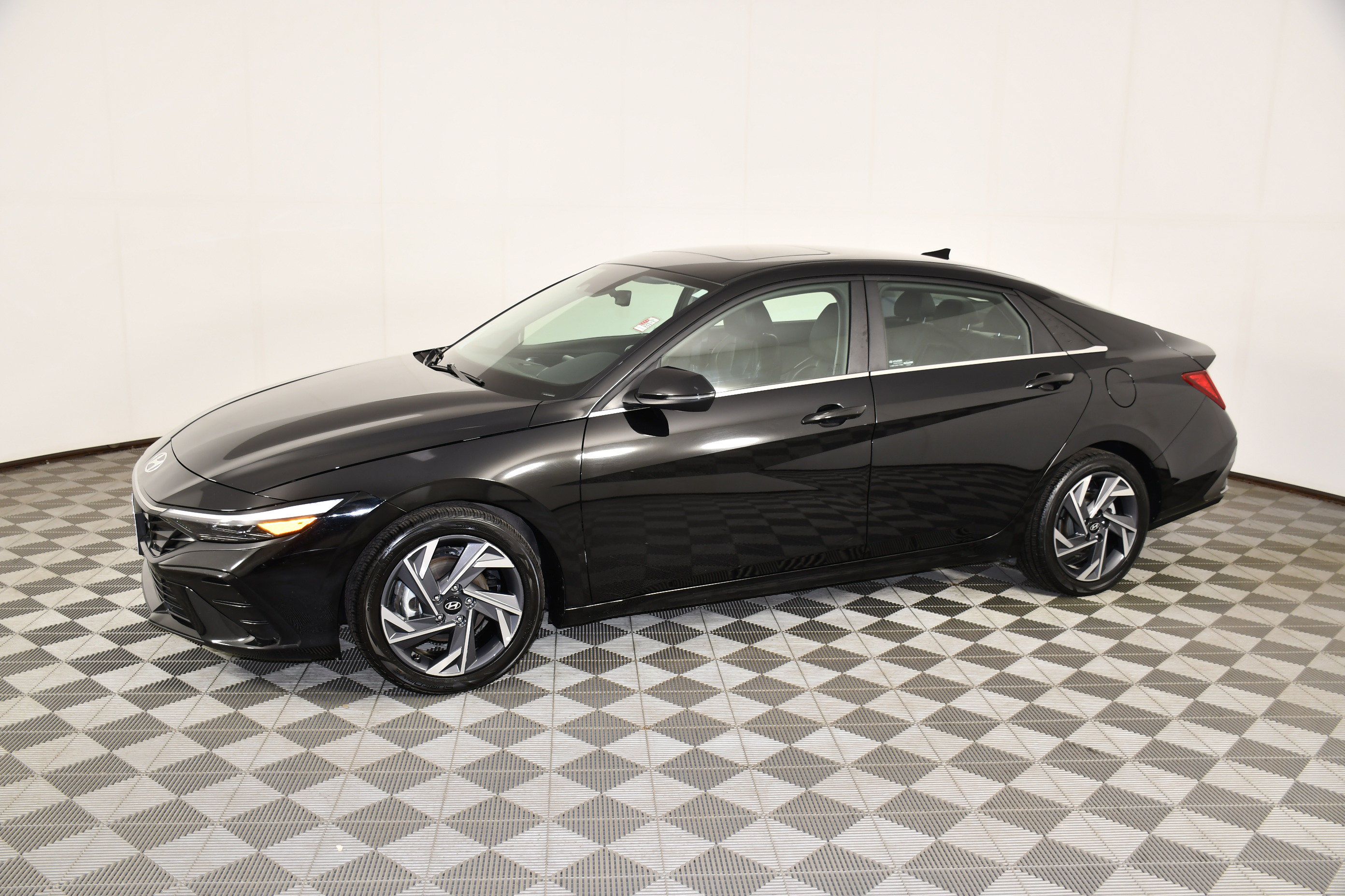Used 2025 Hyundai Elantra Limited FWD image 8