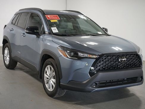 Used 2025 Toyota Corolla Cross LE image 3