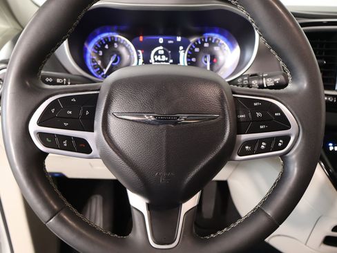 Used 2023 Chrysler Pacifica Touring-L FWD image 3
