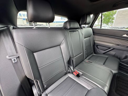 Used 2022 Volkswagen Atlas Cross Sport SE AWD/4WD image 16