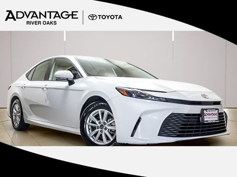 Certified 2025 Toyota Camry LE image 1