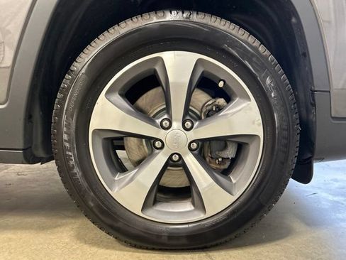Used 2021 Jeep Cherokee Limited w/ Elite Package AWD/4WD image 11