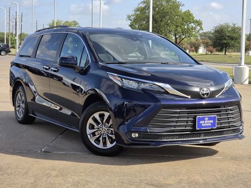 Used 2026 Toyota Sienna XLE FWD image 2