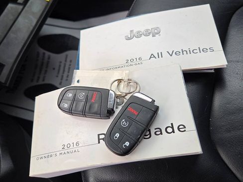 Used 2016 Jeep Renegade Trailhawk w/ Premium Trailhawk Package AWD/4WD image 5