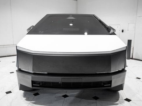 Used 2024 Tesla Cybertruck Cyberbeast AWD/4WD image 4