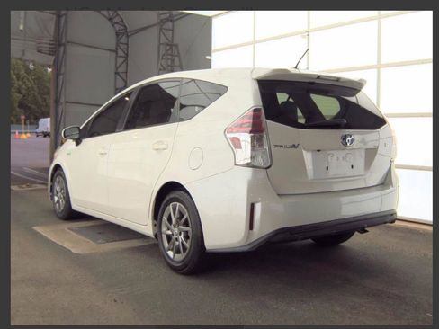 Used 2017 Toyota Prius V Four FWD image 3