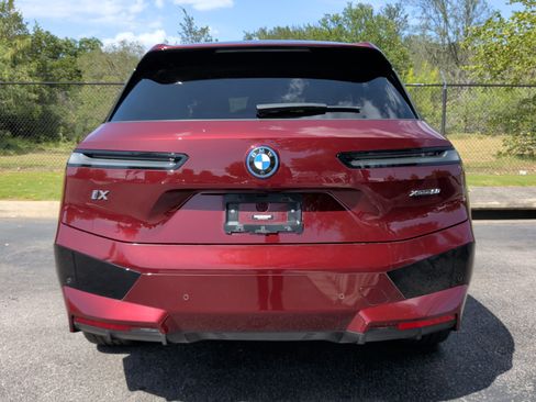 Used 2024 BMW iX xDrive50 w/ Sport Package AWD/4WD image 8