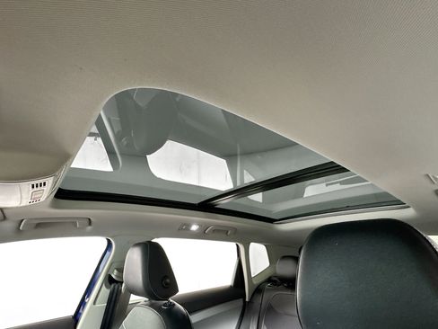 Used 2023 Volkswagen Taos SE w/ Panoramic Sunroof Package FWD image 5