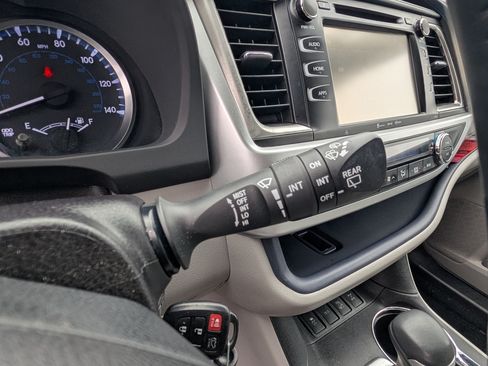Used 2017 Toyota Highlander Plus AWD/4WD image 28