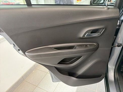 Used 2019 Chevrolet Trax LT w/ LT Convenience Package FWD image 13