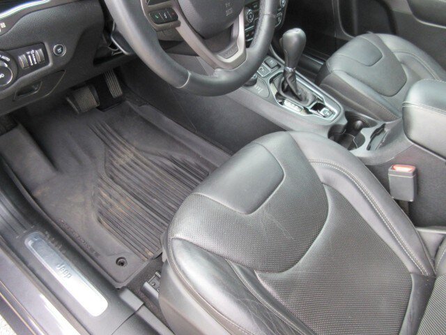 Used 2019 Jeep Cherokee Overland w/ Technology Group AWD/4WD image 17