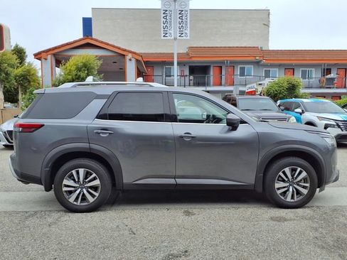 Used 2024 Nissan Pathfinder SL FWD image 22