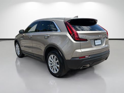 Used 2023 Cadillac XT4 Luxury w/ Cold Weather Package FWD image 5