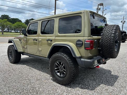 Used 2025 Jeep Wrangler Unlimited Rubicon AWD/4WD image 4