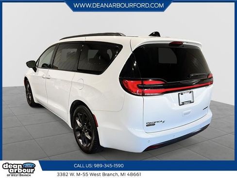 Used 2025 Chrysler Pacifica Limited FWD image 4