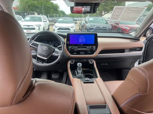 Used 2025 Toyota Grand Highlander AWD image 16