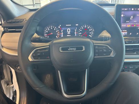 Used 2025 Jeep Compass Limited AWD/4WD image 17