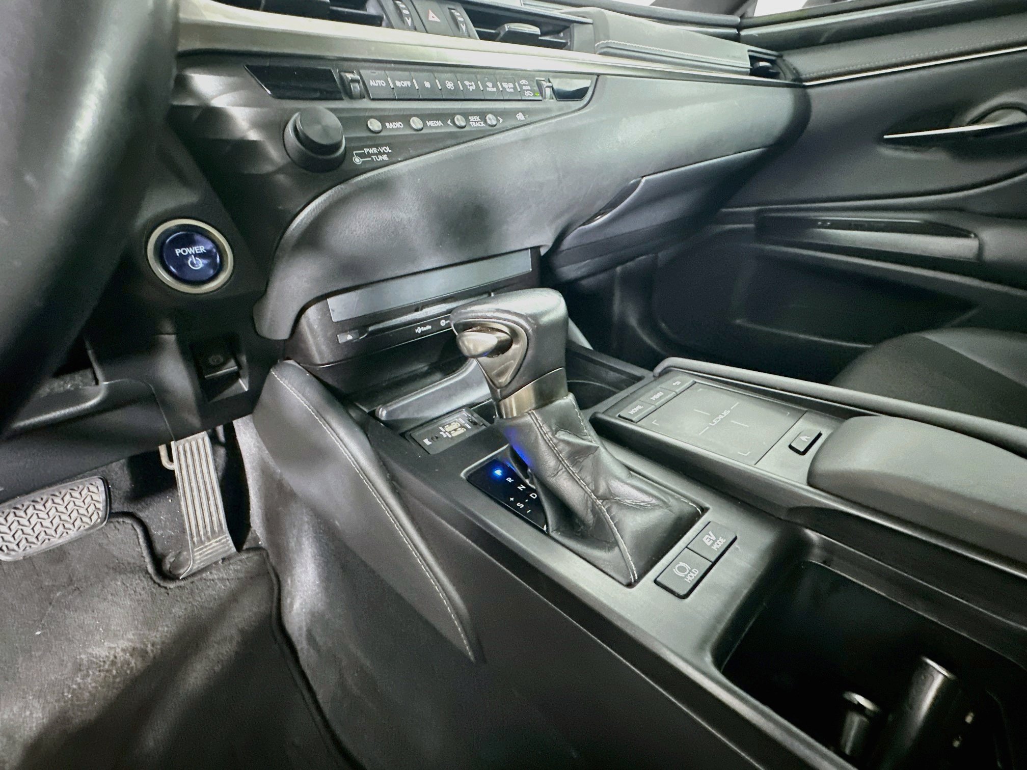 Used 2020 Lexus ES 300h w/ Accessory Package FWD image 23