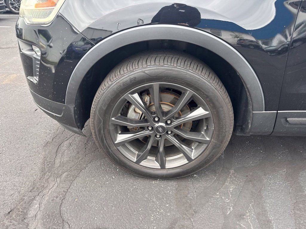 Used 2018 Ford Explorer XLT w/ Equipment Group 202A AWD/4WD image 14