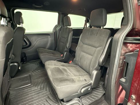 Used 2019 Dodge Grand Caravan SE FWD image 14