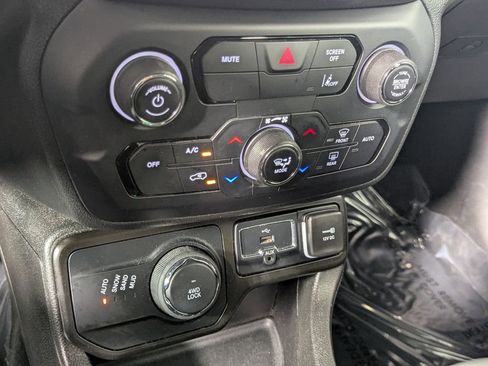 Used 2023 Jeep Renegade Latitude image 22