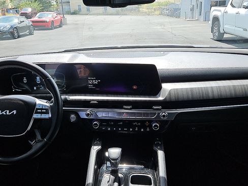 Used 2024 Kia Telluride EX w/ EX Captain's Chair Package FWD image 12