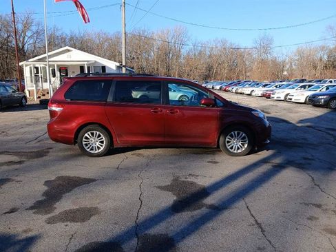 Used 2012 Toyota Sienna XLE image 6