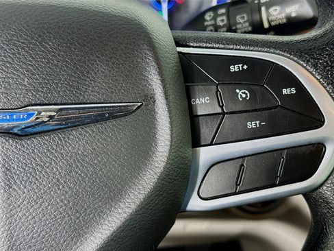 Used 2020 Chrysler Voyager L image 14