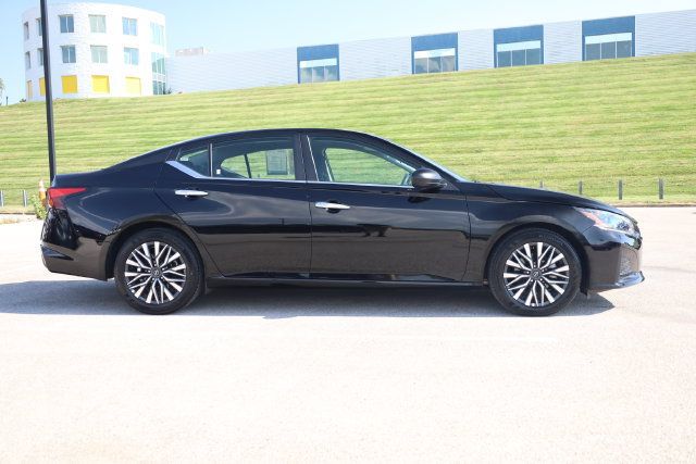 Used 2025 Nissan Altima 2.5 SV FWD image 4