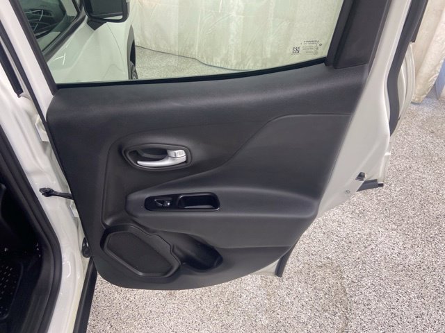 Used 2023 Jeep Renegade Latitude AWD/4WD image 17