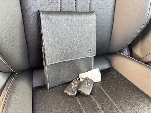 Used 2023 Volkswagen Tiguan SE image 39